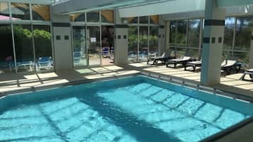 Piscine couverte, chaises longues
