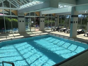 Indoor pool, sun loungers - ibis Sète Balaruc les Bains Bien-être et Spa Hotel (Balaruc-les-Bains)