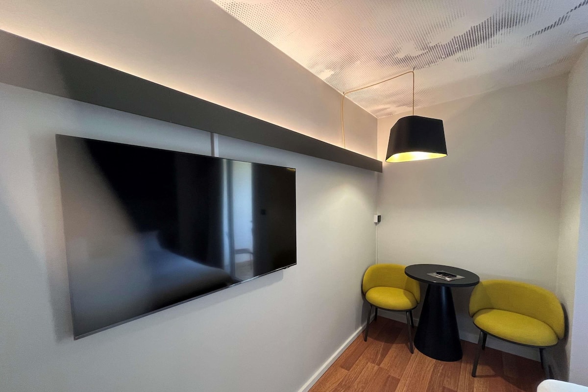 Desk, soundproofing, iron/ironing board, free WiFi