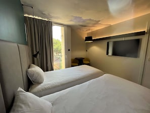 Standard Room, 2 Twin Beds | Desk, soundproofing, iron/ironing board, free WiFi