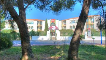 Vista frontal de la propiedad