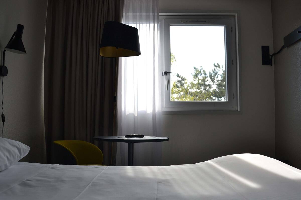 Premium bedding, desk, soundproofing, free WiFi