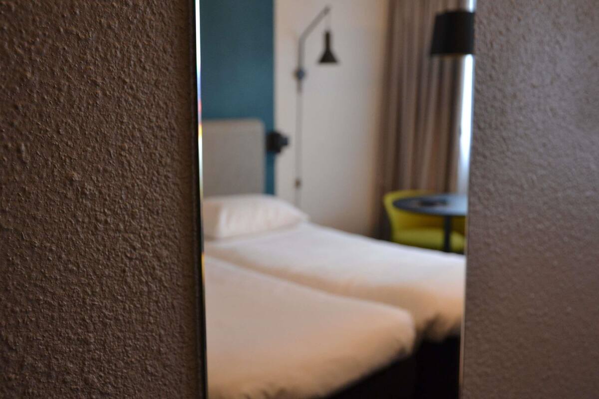 Premium bedding, desk, soundproofing, free WiFi