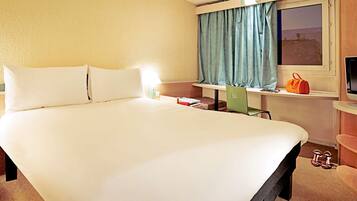 Premium bedding, desk, soundproofing, free WiFi