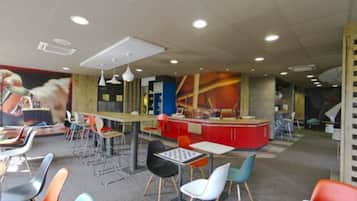 Se ofrece un desayuno bufé (12.90 EUR por persona)