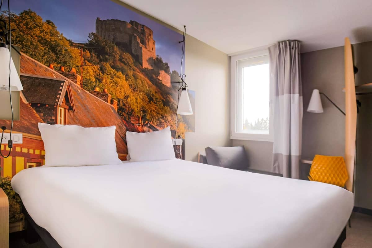 Standard Double Room, 1 Double Bed | In-room safe, desk, soundproofing, iron/ironing board