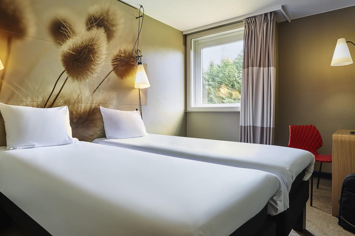 Chambre avec lits jumeaux, 2 lits jumeaux | Coffre-fort, bureau, systĂšme dâinsonorisation, fer et planche Ă repasser
