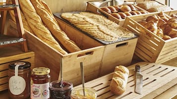 Desayuno continental todos los días (EUR 13.90 por persona)