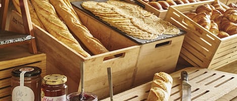 Daily continental breakfast (EUR 13.90 per person)