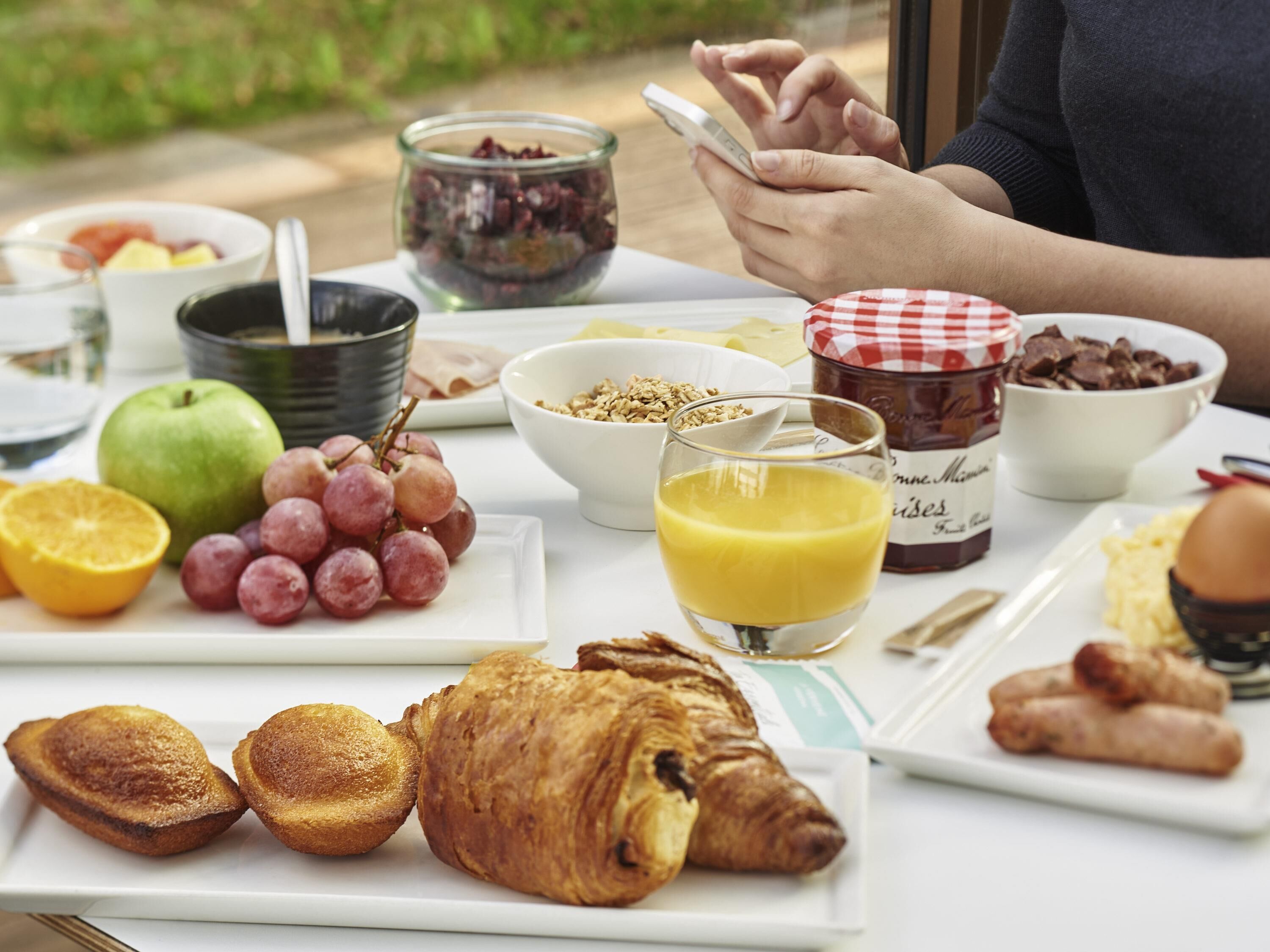 อาหารเช้าแบบคอนติเนนทัลทุกวัน (EUR 13.90 ต่อคน)