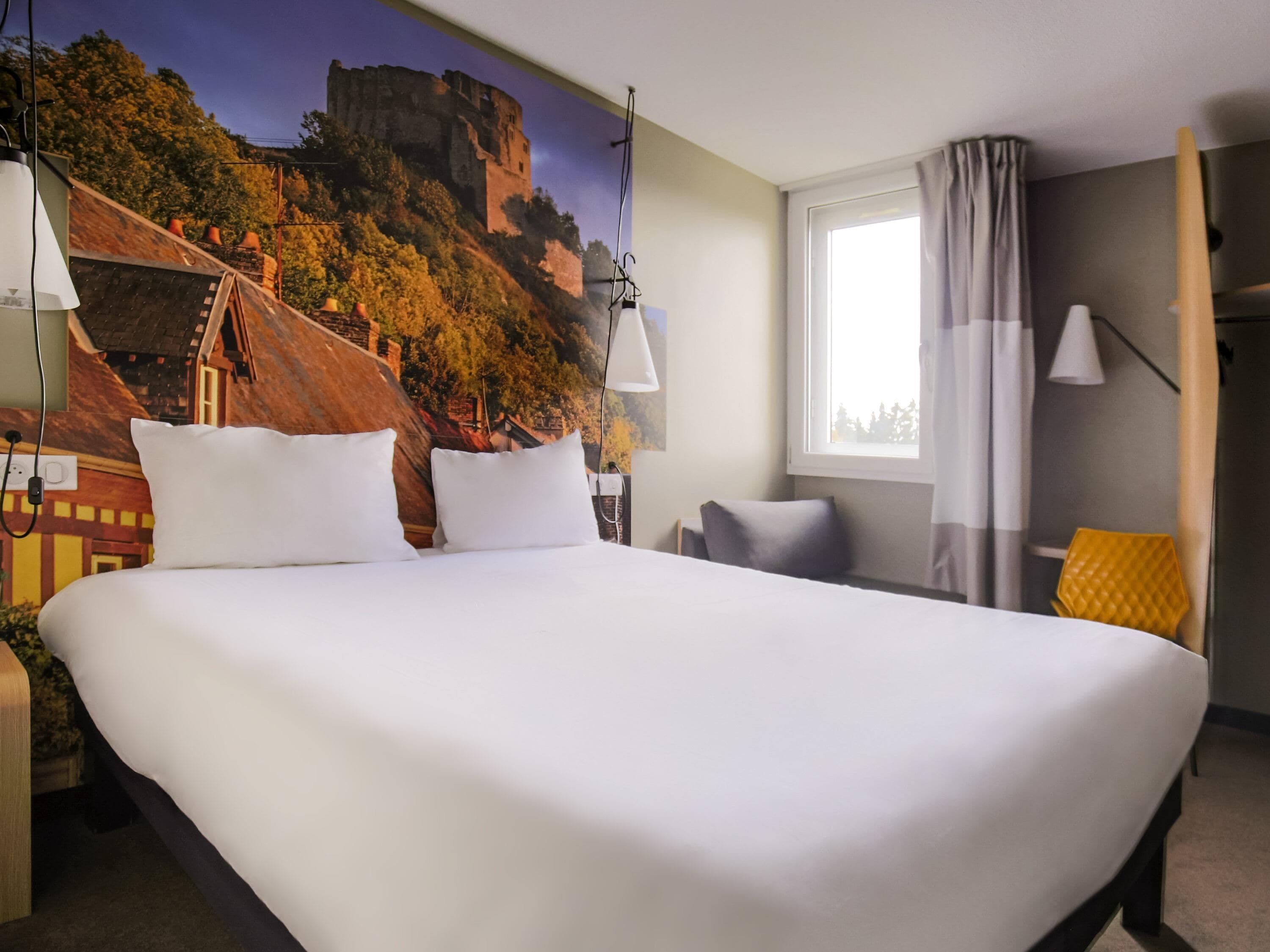 Dobbeltrom – standard, 1 dobbeltseng | Safe på rommet, skrivebord, lydisolert og strykejern/-brett