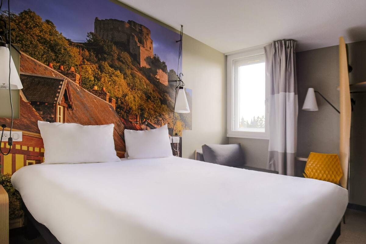 Dobbeltrom – standard, 1 dobbeltseng | Safe på rommet, skrivebord, lydisolert og strykejern/-brett