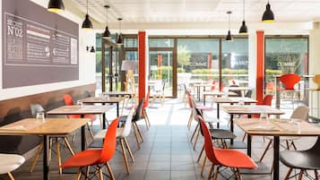 Se sirven cenas y cocina italiana
