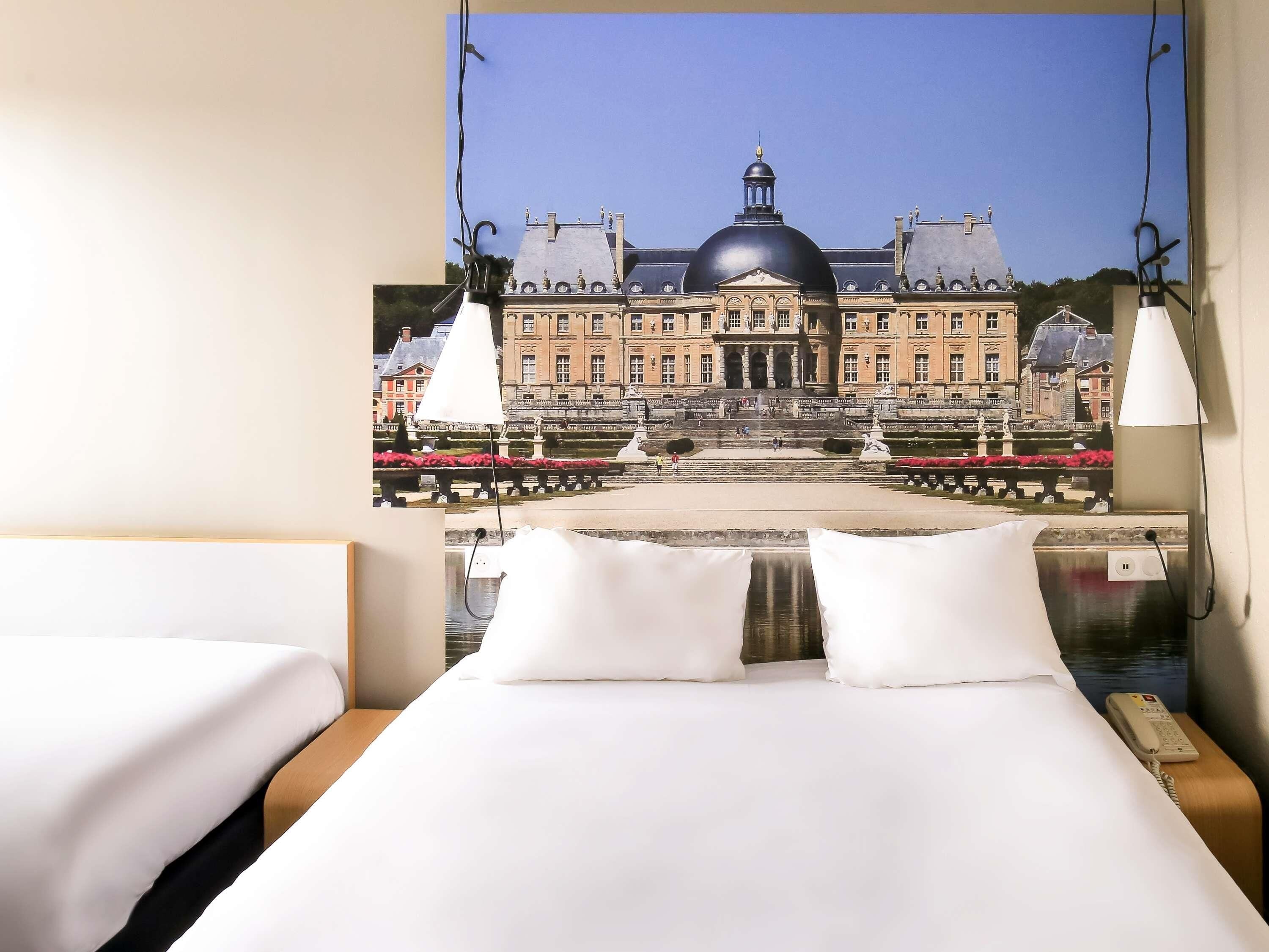 Caja de seguridad en la habitación y escritorio 