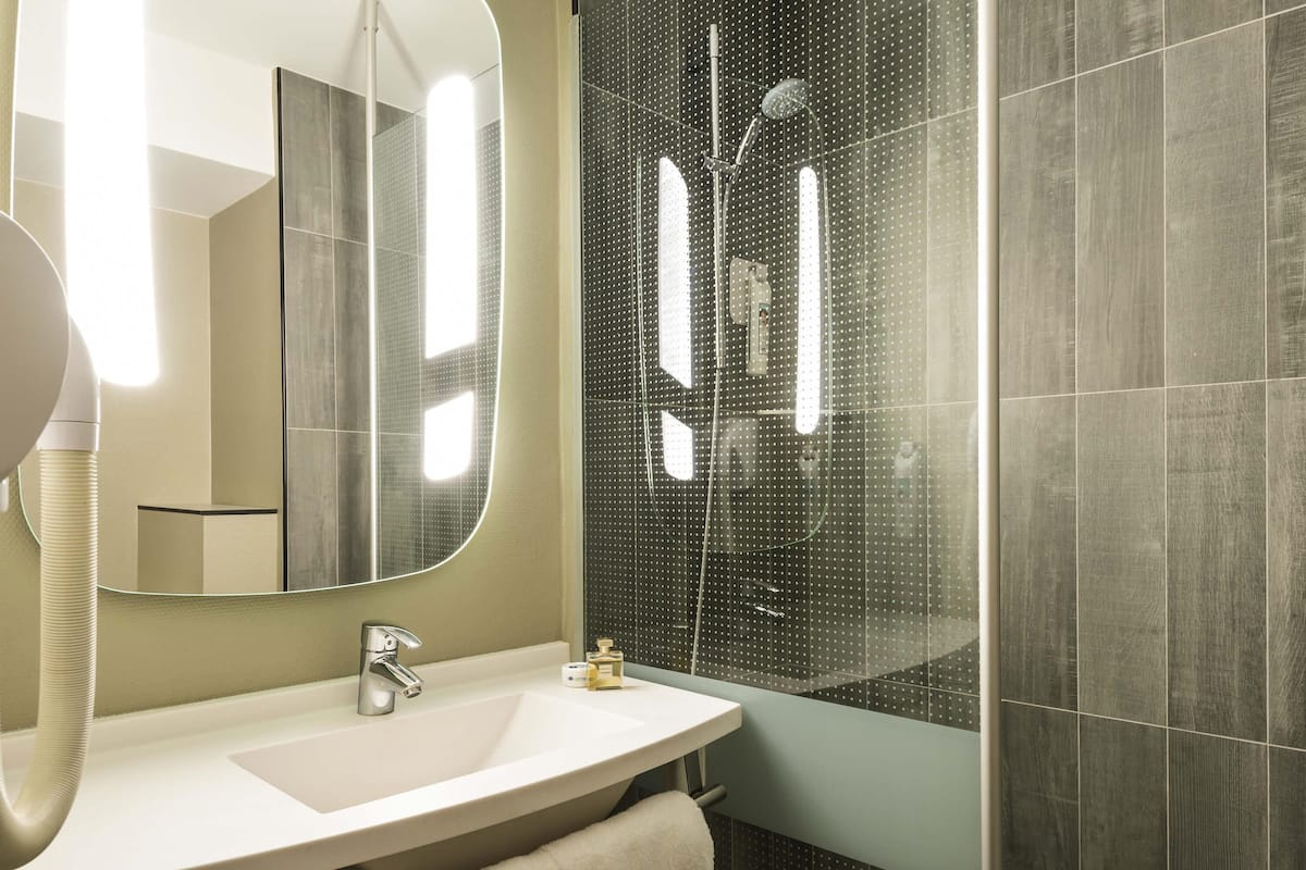 Premium bedding, in-room safe, desk, soundproofing