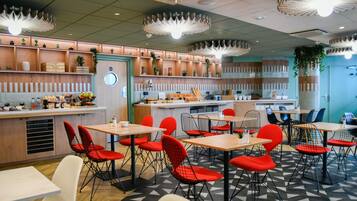 Daily buffet breakfast (EUR 13.9 per person)