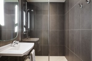 シャワー、環境にやさしいバスアメニティ、ヘアドライヤー、タオル