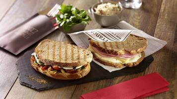 Se ofrece un desayuno bufé (13.9 EUR por persona)