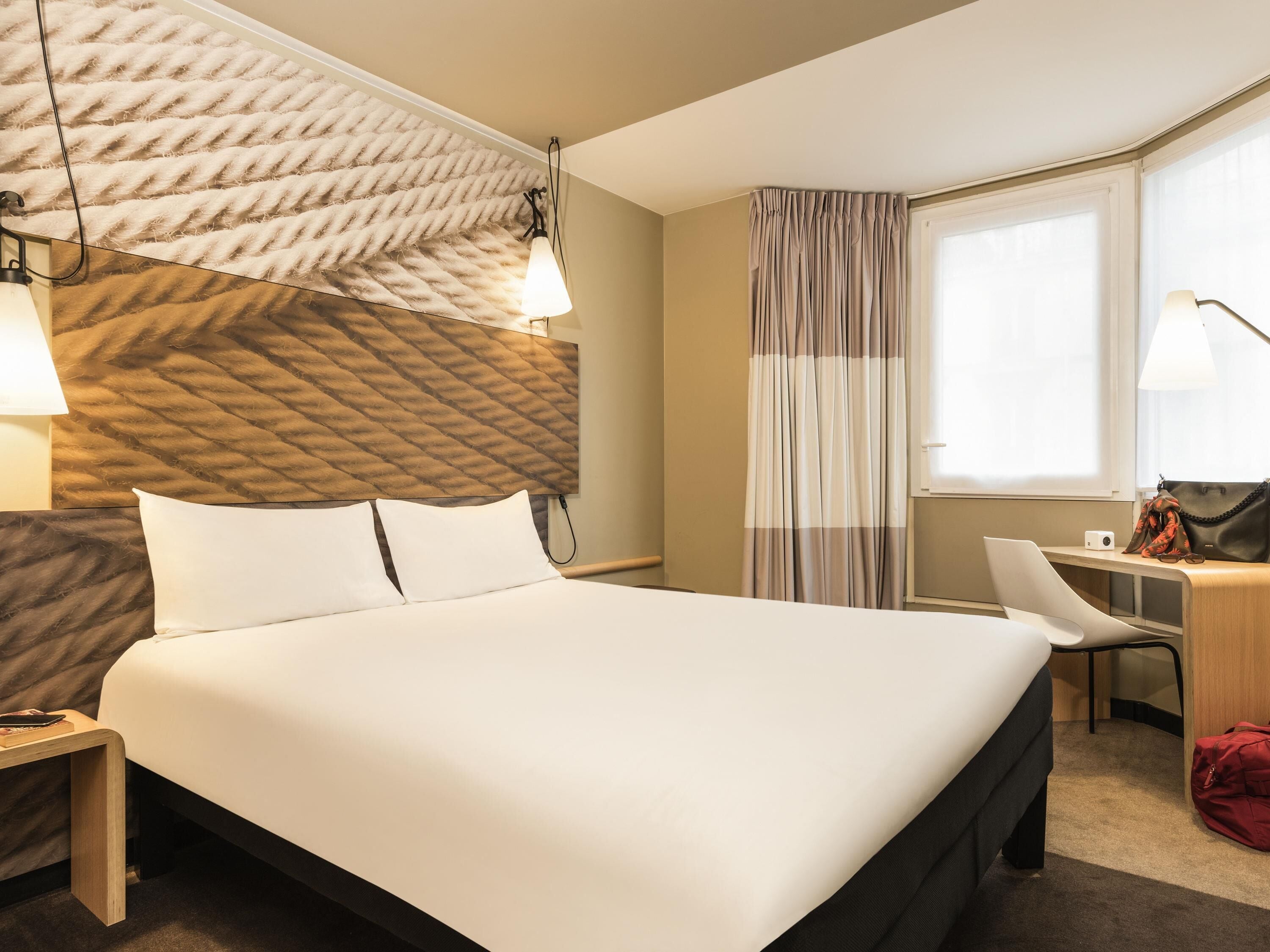 Habitación estándar, 1 cama matrimonial | Ropa de cama de alta calidad y caja de seguridad en la habitación 