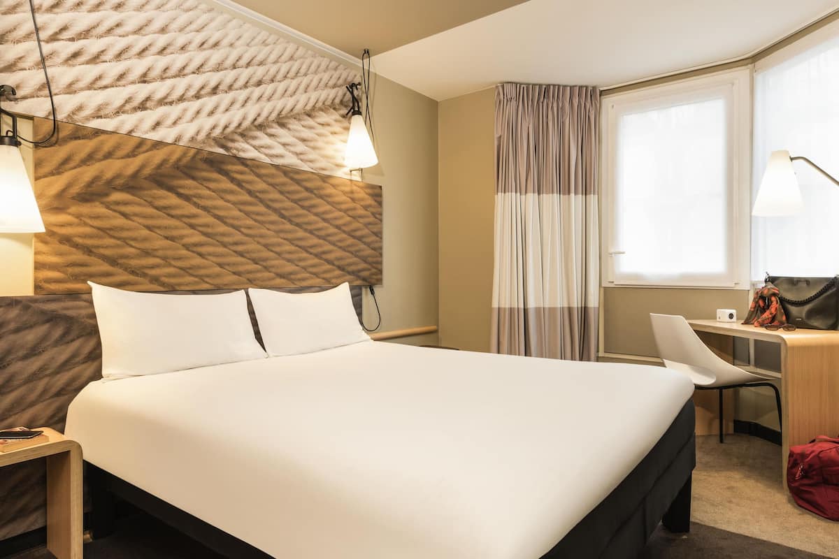 Standard Room, 1 Double Bed | Premium bedding, in-room safe, desk, soundproofing