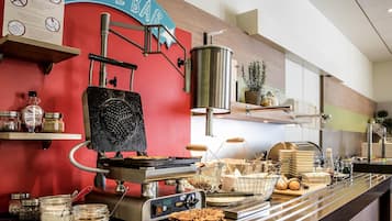 Tägliches Frühstücksbuffet (18 EUR pro Person)