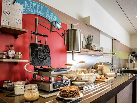 Desayuno buffet diario (EUR 18 por persona)