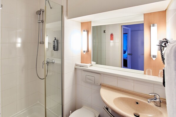 Een douche,  milieuvriendelijk toiletgerief, een haardroger, handdoeken