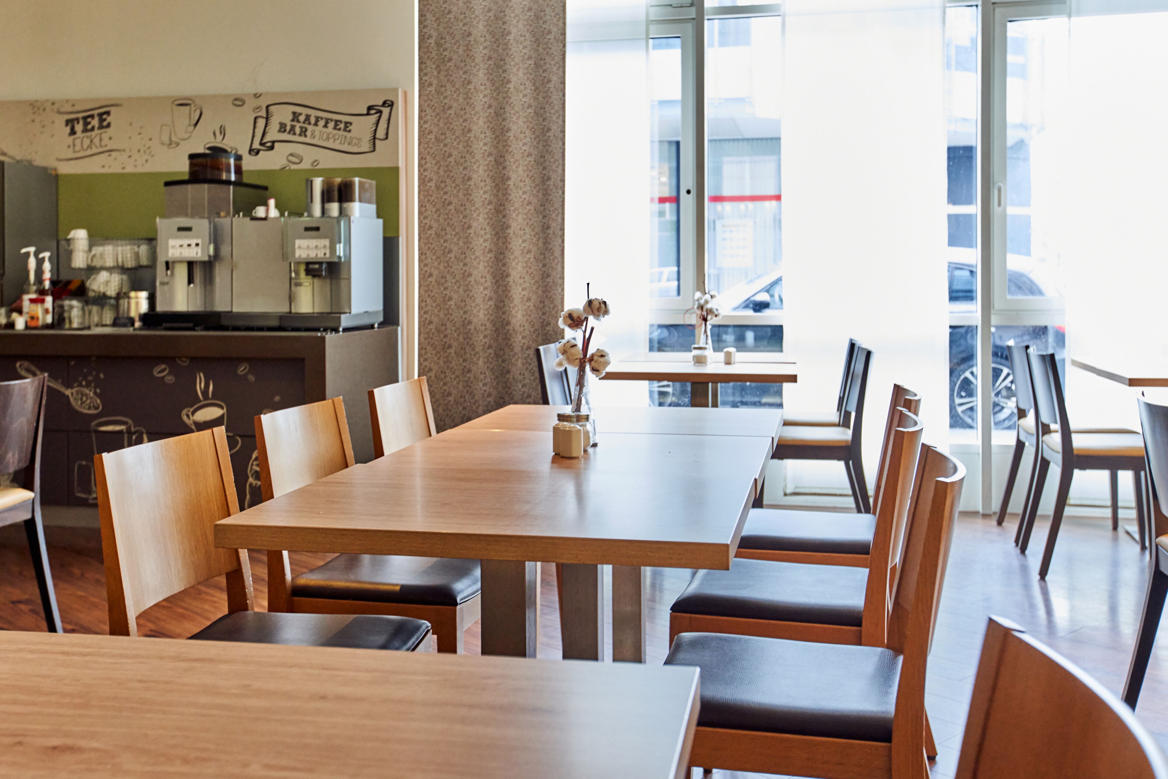 Tägliches Frühstücksbuffet (18 EUR pro Person)