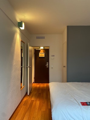 Standard Room, 1 Double Bed | Hypo-allergenic bedding, desk, laptop workspace, blackout drapes