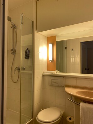 ฝักบัว, ของใช้ในห้องน้ำเป็นมิตรต่อสิ่งแวดล้อม, ไดร์เป่าผม, ผ้าเช็ดตัว