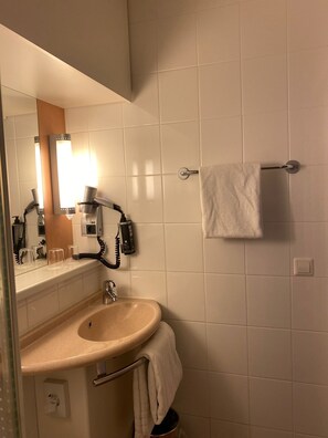 Een douche,  milieuvriendelijk toiletgerief, een haardroger, handdoeken