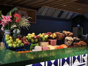 A counter with various fruits, vegetables, and bread. - ibis Styles Abidjan Plateau (Abidjan)