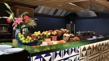 Een buffet met diverse soorten fruit, groenten en brood.