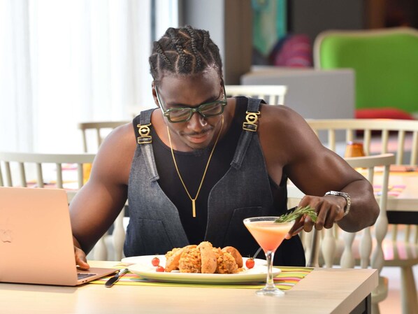 Päivittäinen täysi aamiainen (16 USD per henkilö)