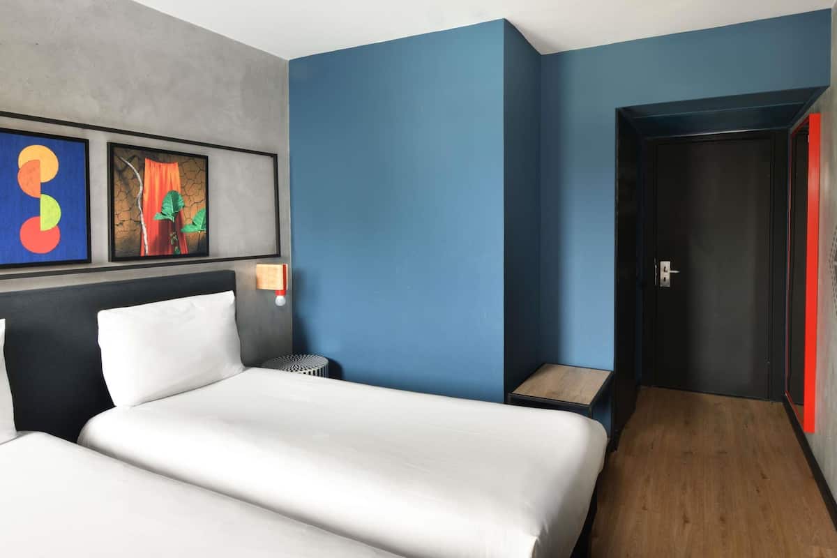 Chambre Standard, 2 lits une place (Recently renovated) | Literie de qualité supérieure, coffres-forts dans les chambres, bureau