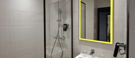 Dusche, umweltfreundliche Kosmetikartikel, Handtücher