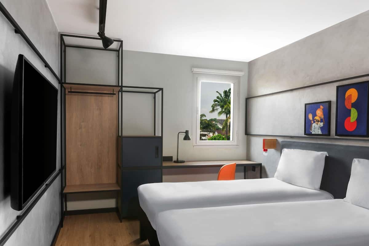 Standard-huone, 2 yhden hengen sänkyä (Recently renovated) | Ylelliset vuodevaatteet, tallelokero huoneessa, työpöytä