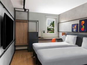 ห้องสแตนดาร์ด, เตียงเดี่ยว 2 เตียง (Recently renovated) | เครื่องนอนระดับพรีเมียม, ตู้นิรภัยในห้องพัก, โต๊ะทำงาน