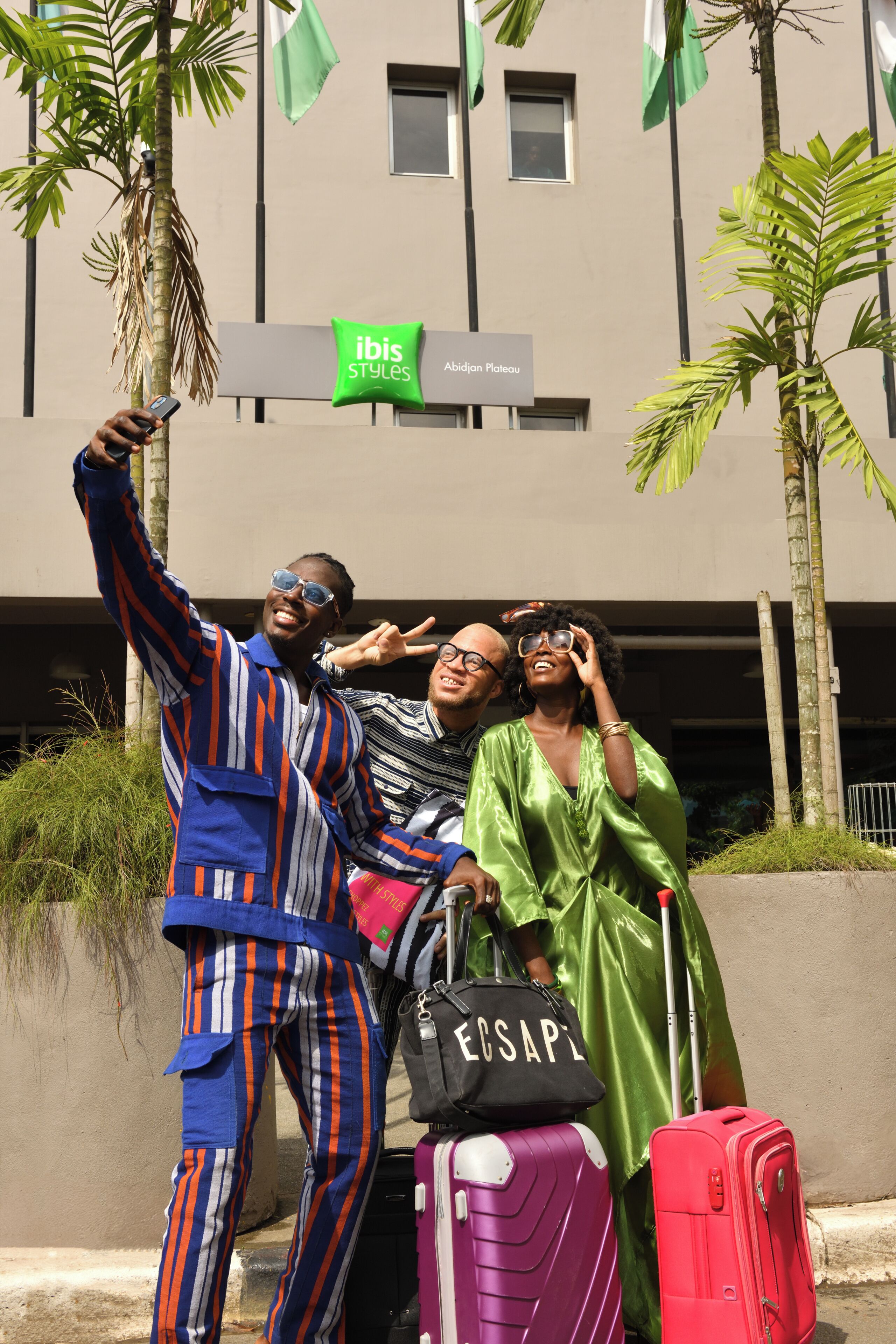 Un edificio con un cartello che indica 'Abidjan Plateau' e un cartello verde con la scritta 'ibis Styles'.