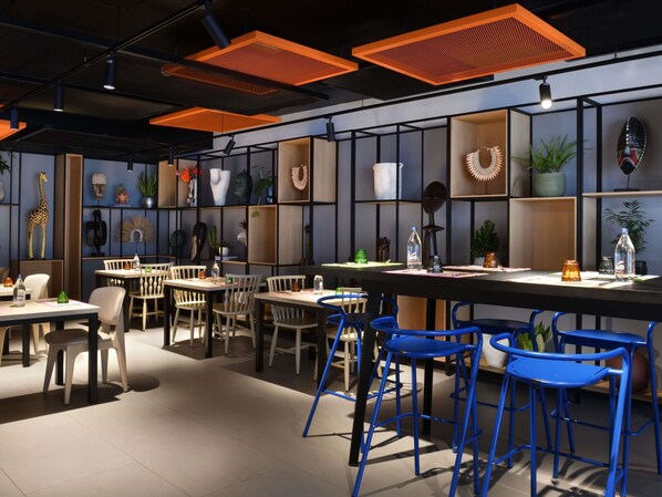 Déjeuner et dîner servis sur place, spécialités Cuisine régionale