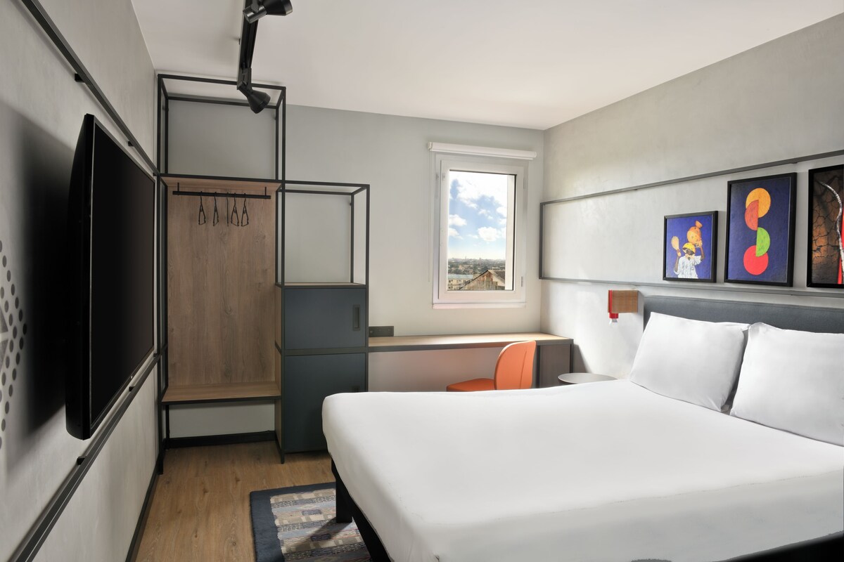 Standard Room, 1 Double Bed (Recently renovated) | Premium bedding, in-room safe, desk, laptop workspace