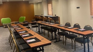 A conference room with a long table, chairs, and a modern ceiling design. - ibis Styles Abidjan Plateau (Abidjan)