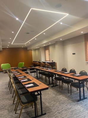 A conference room with a long table, chairs, and a modern ceiling design. - ibis Styles Abidjan Plateau (Abidjan)