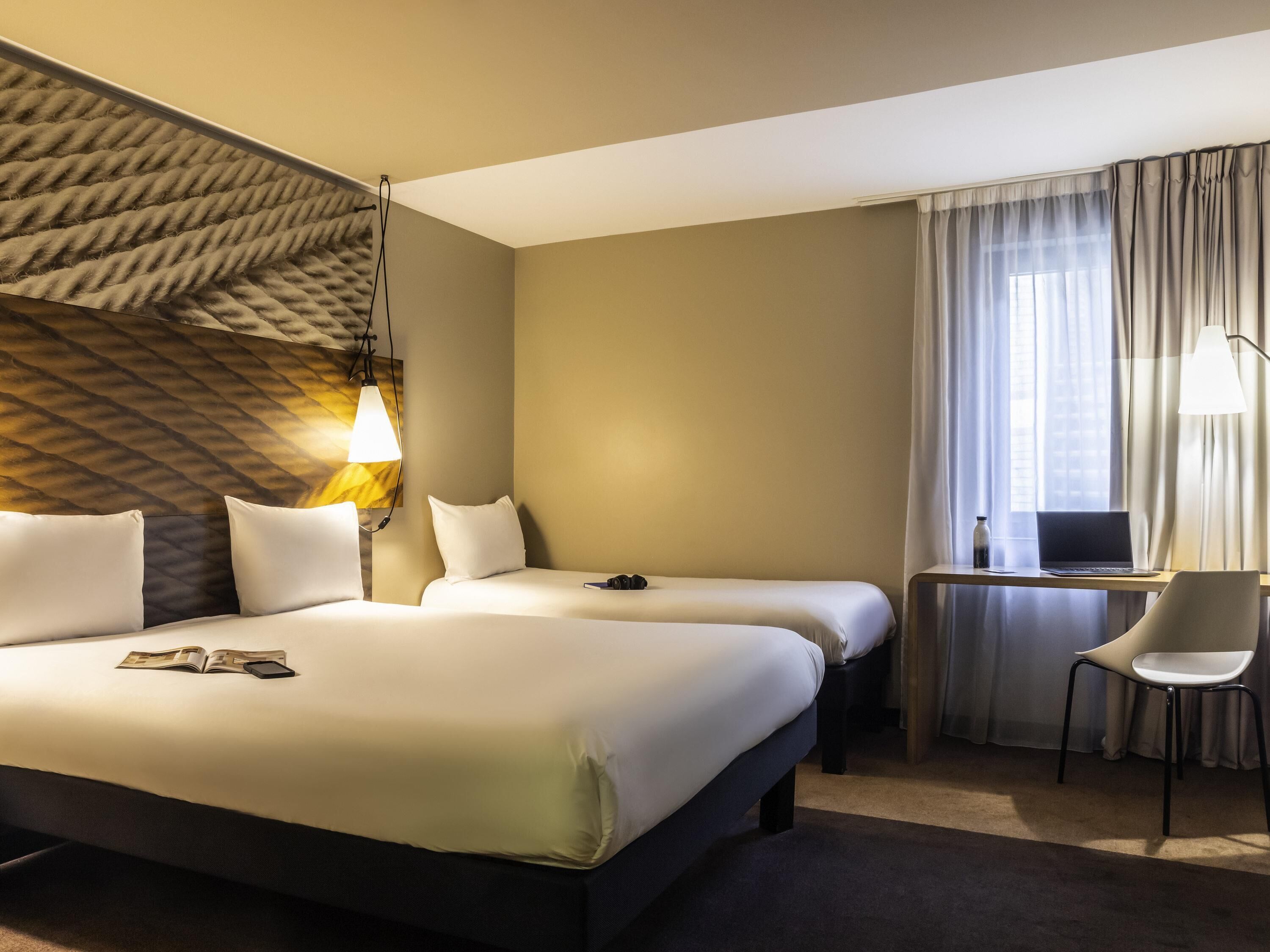 Roupas de cama premium, cofres nos quartos, escrivaninha