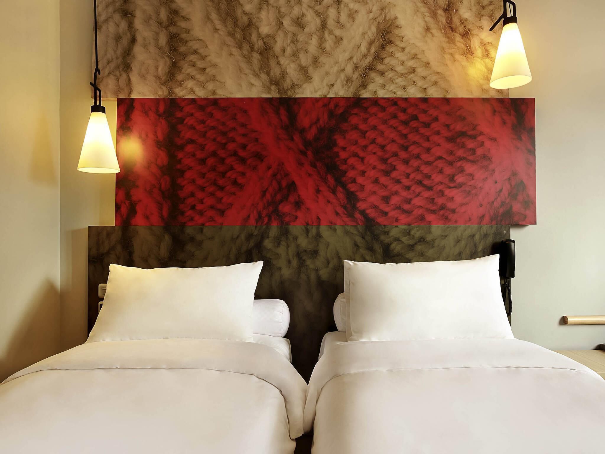 Habitación estándar, 2 camas individuales | Ropa de cama de alta calidad, caja fuerte, decoración individual