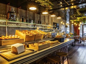 Tägliches Frühstücksbuffet gegen Gebühr