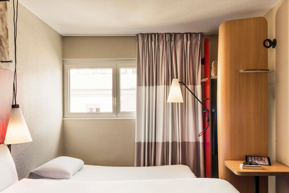 Ropa de cama de alta calidad y caja de seguridad en la habitación