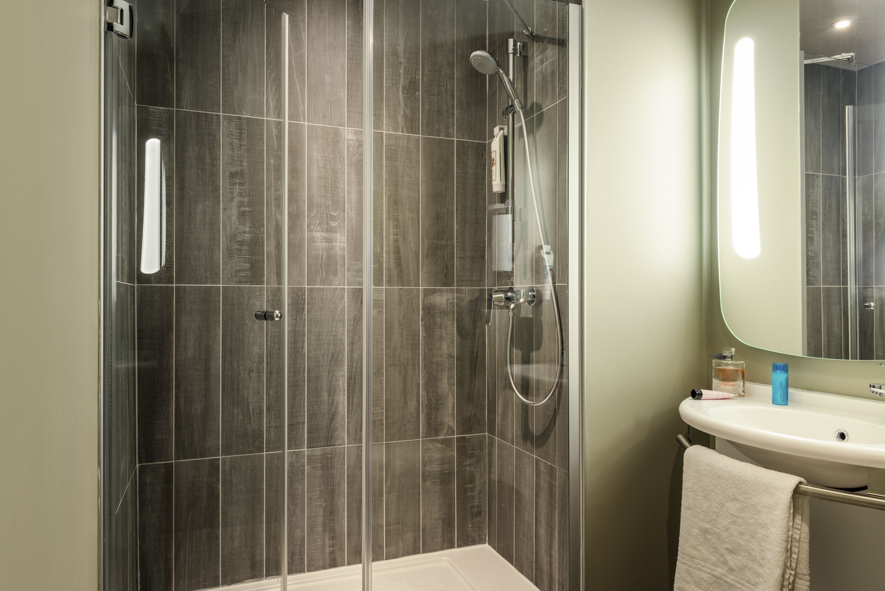 standard triple room | bathroom | shower, eco-friendly toiletries, hair dryer, towels