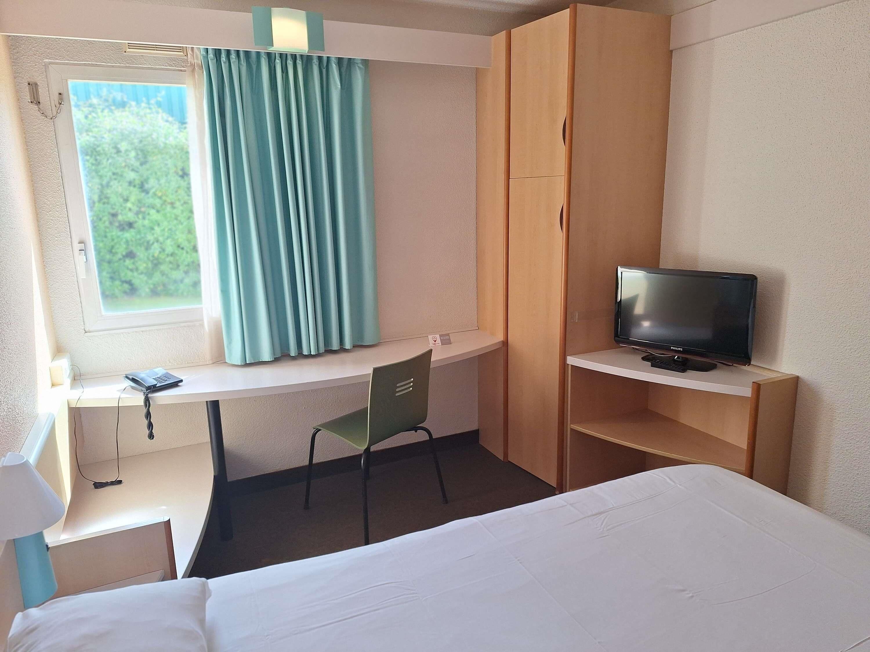 Standard Double Room, 1 Double Bed | In-room safe, desk, blackout drapes, soundproofing
