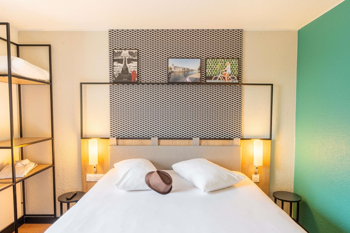 Standard Room, 1 Double Bed | Egyptian cotton sheets, premium bedding, in-room safe, desk